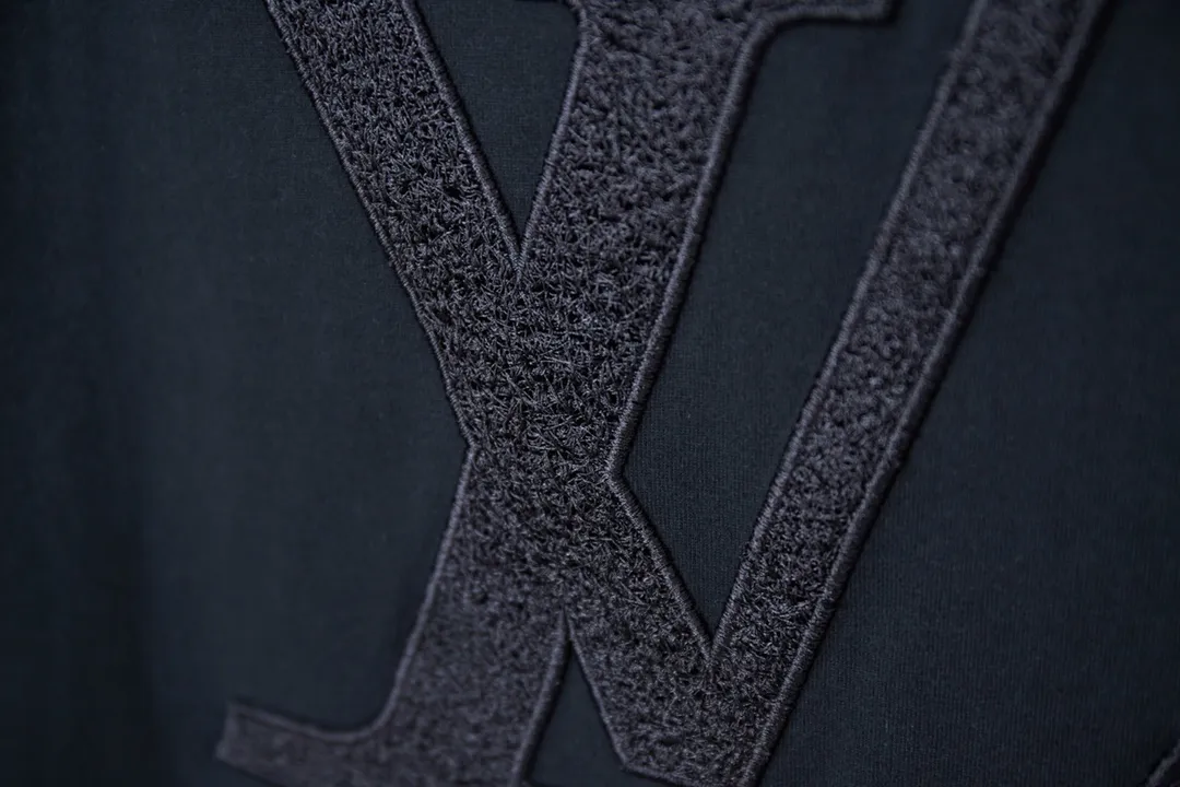 🅿️190 1V 25SS early spring new style Hydrosol embroidered LV letter short sleeves Light luxury essential item for daily commuting for men and women Correct version Welcome to compare Detailed features · 320g 100% pure cotton double yarn jersey fabric · Custom dyed in the same vat, special thickened 32 pieces double-strand 1X1 thread · Imported Tajima machine hydrosol embroidered LV letter logo on the front and back. Garment-washable embroidery hydrosol makes the embroidery offset printing softer and not stiff · Double-needle cross-stitching process · Original main mark washed tag brand moisture-proof paper packaging Color: black/white/burgundy Size: S/M/L/XL